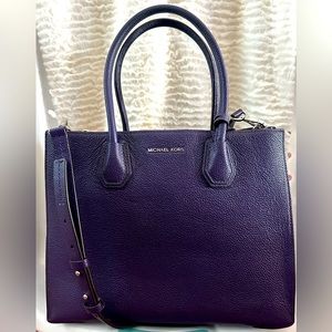 Leather Michael Kors bag, medium sized, center pocket